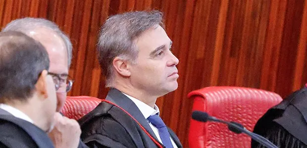 TSE determina remoção de vídeos com IA publicados por Flávio Bolsonaro contra Lula
