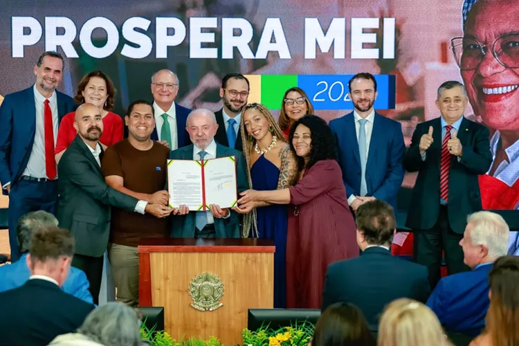 Lula anuncia perdão de dívidas de MEIs e Pix de até R$ 5 mil para pequenos negócios